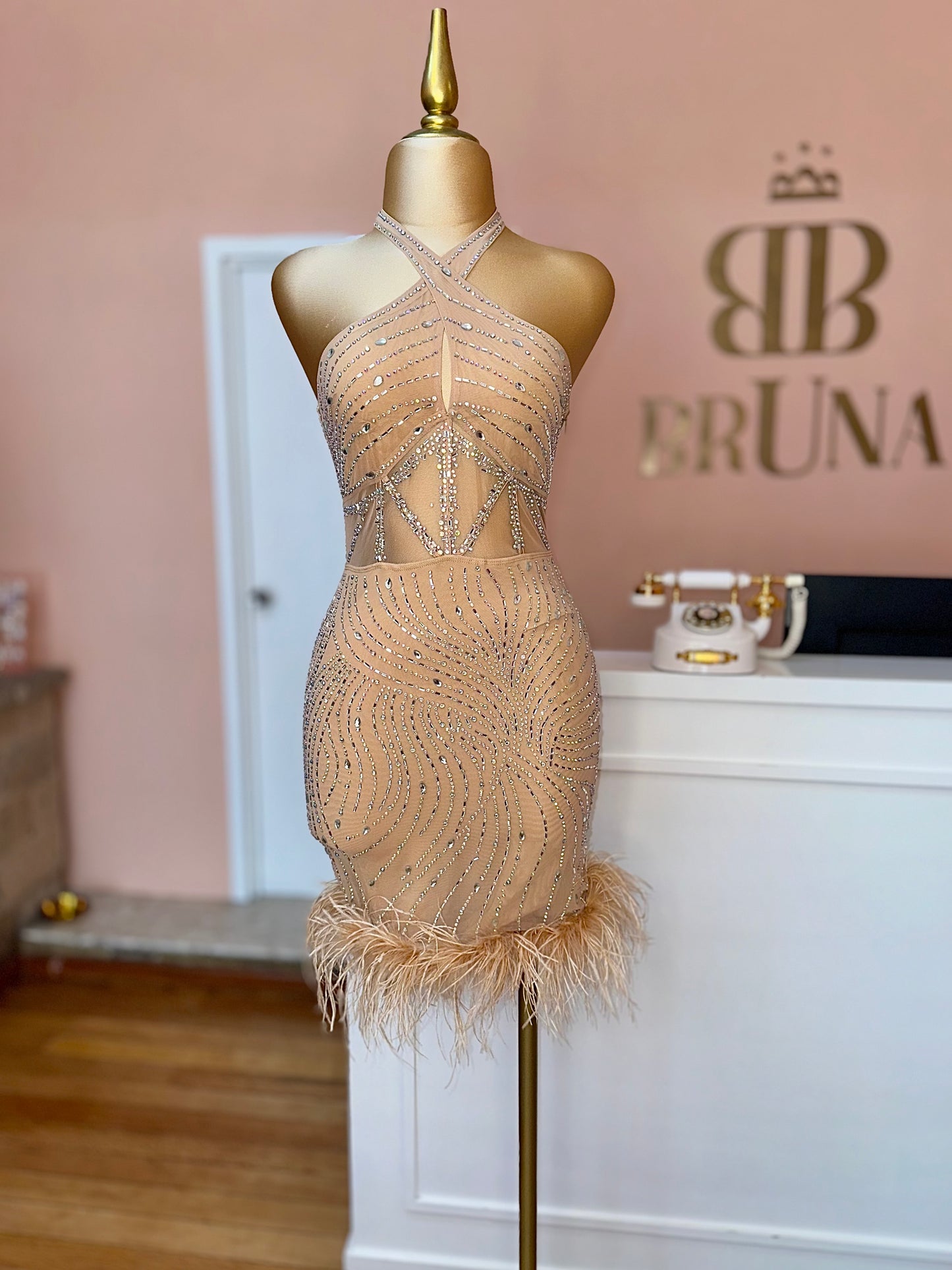 Vestido plumas cristales nude