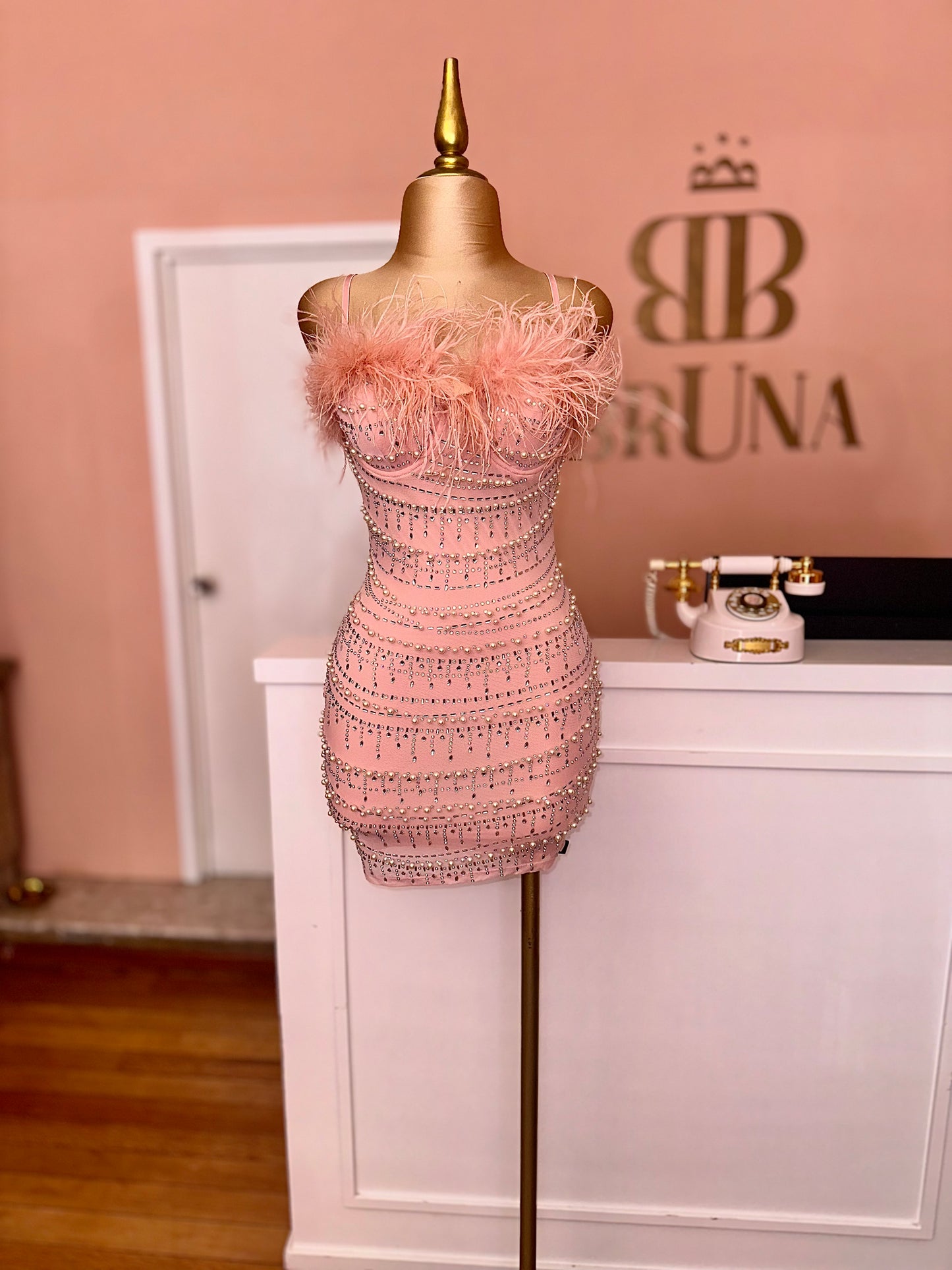 Vestido rosa cristales plumas