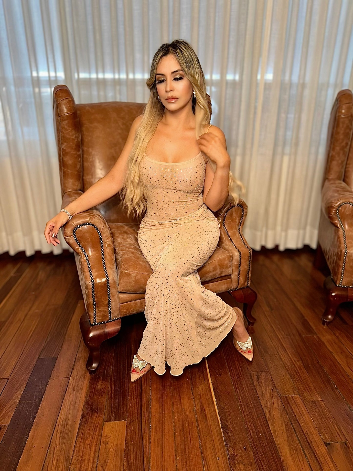 Vestido nude transparente cristales